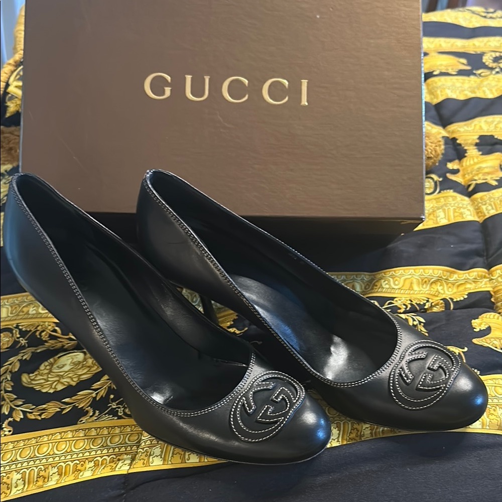 Classic Elegant Gucci Black Heels with Iconic GG Logo Sz 8.5M